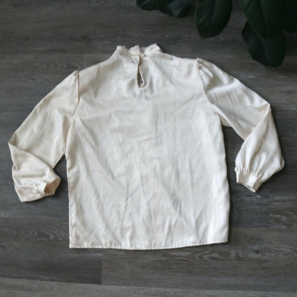 Beautiful cream victorian style blouse - Picture 7 of 8